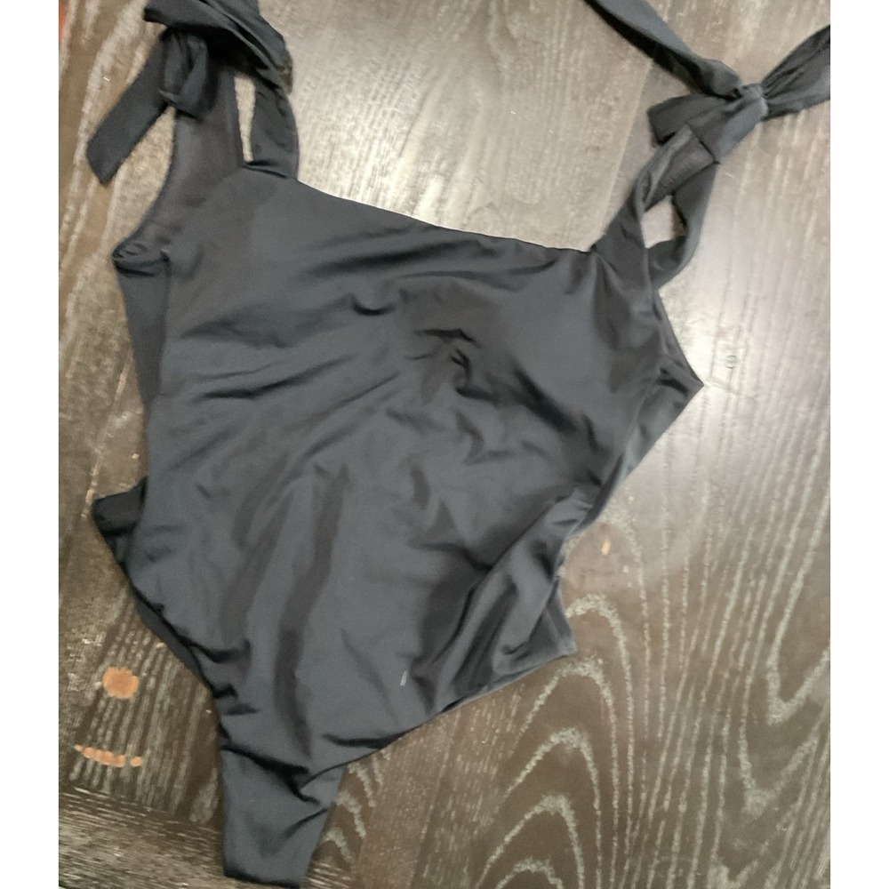 Black swimsuit,‎ one piece